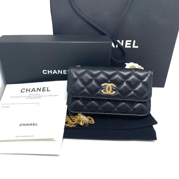 Chanel香奈儿 全新全套22k新款黑金woc链条包 Chanel 香奈儿全新全套22k新款黑金woc链条包，刚出专柜，可以双链单肩，斜挎，链条️升级，超精致的双c ，一包难求，我们现货好价带走啦